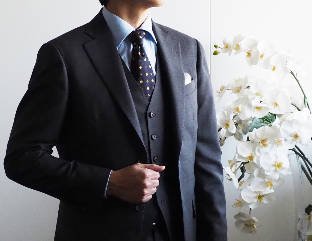 ダークスーツの特徴やブラックスーツとの違いとは？おしゃれなお手本コーデもご紹介コラム AOKI公式通販