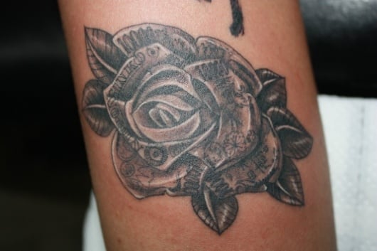 ブラック&グレー バラ 薔薇 ダイヤ rose money diamond東京の渋谷・秋葉原・原宿でタトゥースタジオはSunsqlitTattoo