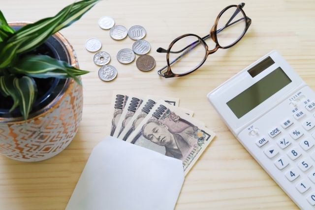 フラットイラスト 手を入れるコインピギー銀行のお金の貯蓄のコンセプトのイラスト素材・ベクター Image 95896240