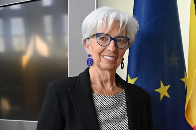 ECBフォーラムの討論会に出席した 右から 日銀の植田総裁、ECBのラガルド総裁、FRBのパウエル議長＝1日、ポルトガル・シントラ ECB提供、共同- 日銀総裁、利上げ「情報必要」 米政権の関税政策の影響注視 - 写真・画像 1 2西日本新聞me