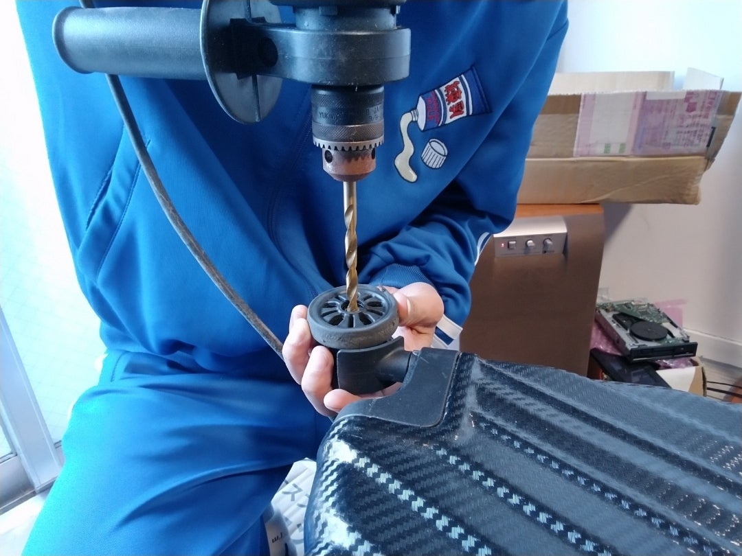 Courrègesのスーツケースのキャスターを交換した - Blog@yamaro.info