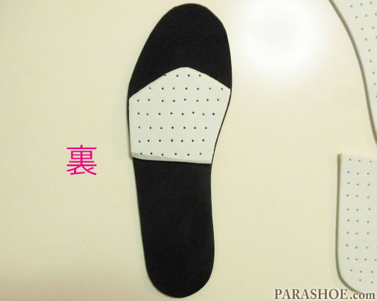 犬が足を舐めてくるのはどうして？７つの理由から犬の行動を徹底解説！ - petan