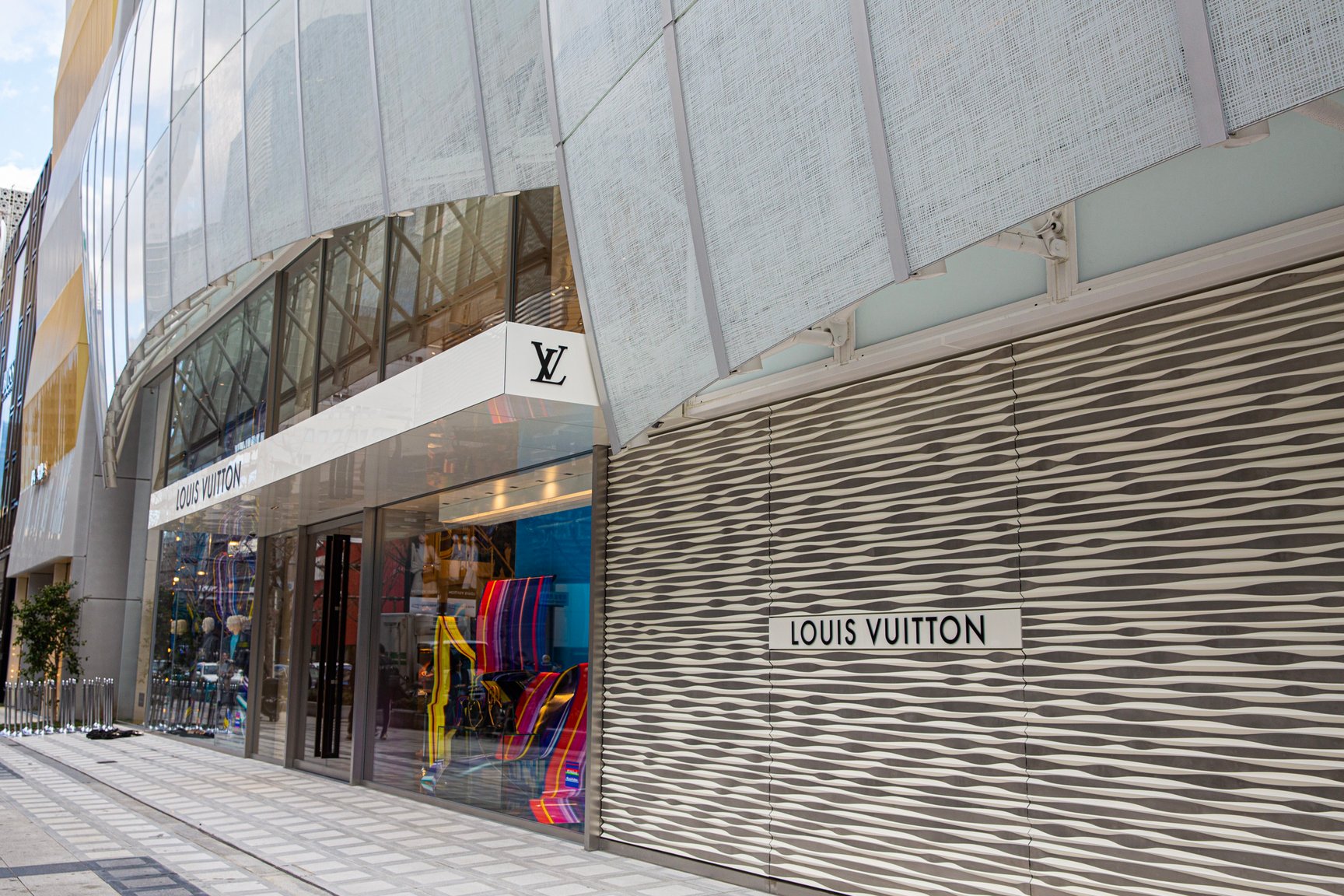 ルイ・ヴィトン メゾン 大阪御堂筋大阪府大阪市中央区 ファッションビルe-NAVITA イーナビタ- 駅周辺・街のスポット情報検索サイト