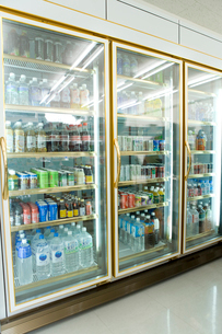 進化したコンビニ冷蔵棚 陳列は広く30%省電力 - 日本経済新聞