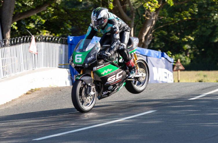 画像ギャラリー 「マン島TTレースサポート40周年を迎えたアライ」記念パレードにはダンロップ選手など歴戦のアライライダーが参加モーサイ