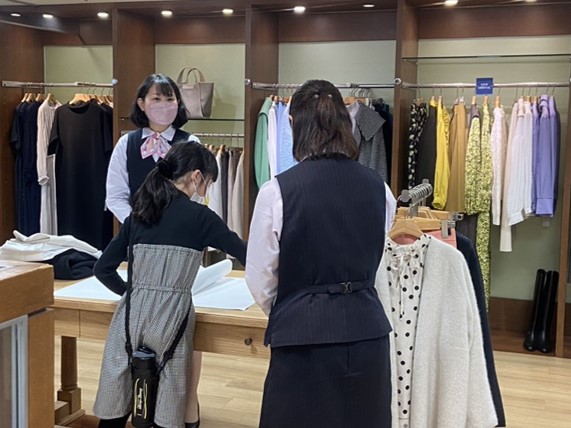 アパレル店員との違いは？百貨店店員の仕事内容と待遇を徹底解説iDAマガジン