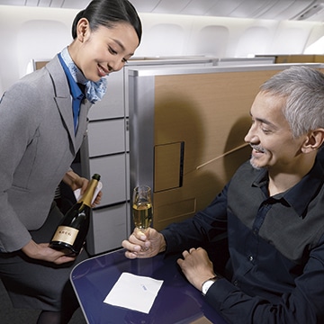 飛行機のファーストクラスで大阪→東京を移動する