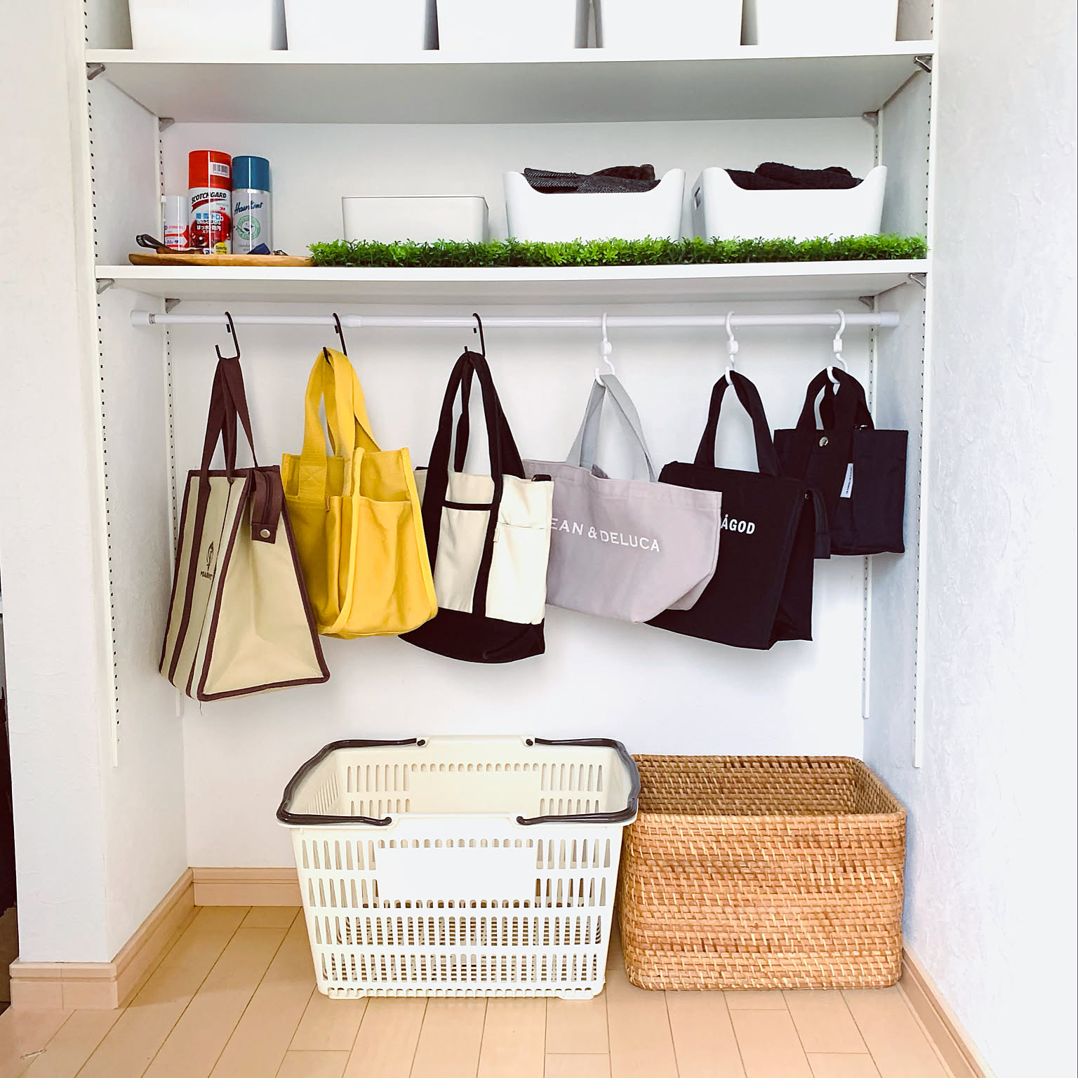 帰宅後かばんの置き場所の悩みは、リビングにカゴとボックスを置いて解決 - 北欧、暮らしの道具店