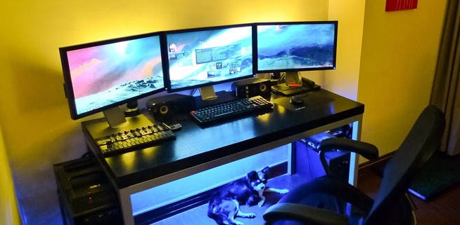 モニターアームで狭いデスクを余裕のある空間に Amazonベーシック レビュ