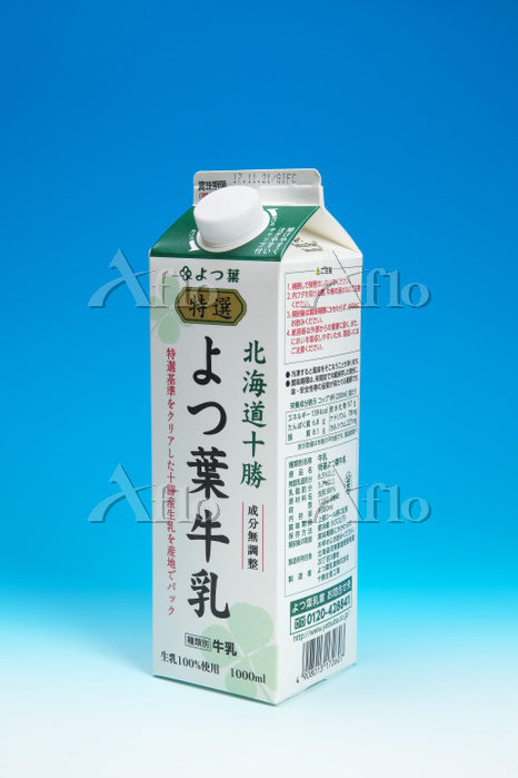 こんにちは！ UD特派員5期生の岡田朝妃です。 普段の生活で見つけたUDを紹介します。 皆さんは牛乳パックの開け口の上に付いている切り込みを見たことがありますか？これは、牛乳以外の飲み物などのパックにはついていません。これが、何か気になり調べたところ、明治の