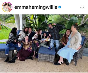 イタすぎるセレブ達 ブルース・ウィリス一家のクリスマスショットが素敵 お揃いのパジャマは元妻デミ・ムーアが用意したものTechinsight テックインサイト 海外セレブ、国内エンタメのオンリーワンをお届けするニュースサイト