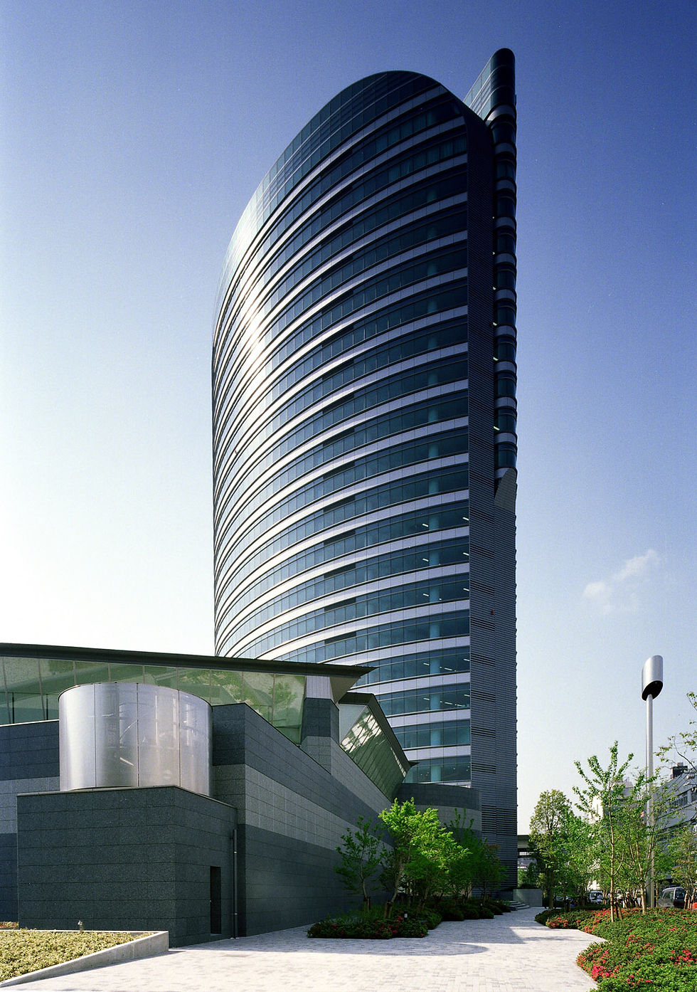 ヘリコプターが警視庁本部庁舎屋上に着陸、離陸いたしました。鳳凰赤い旅団