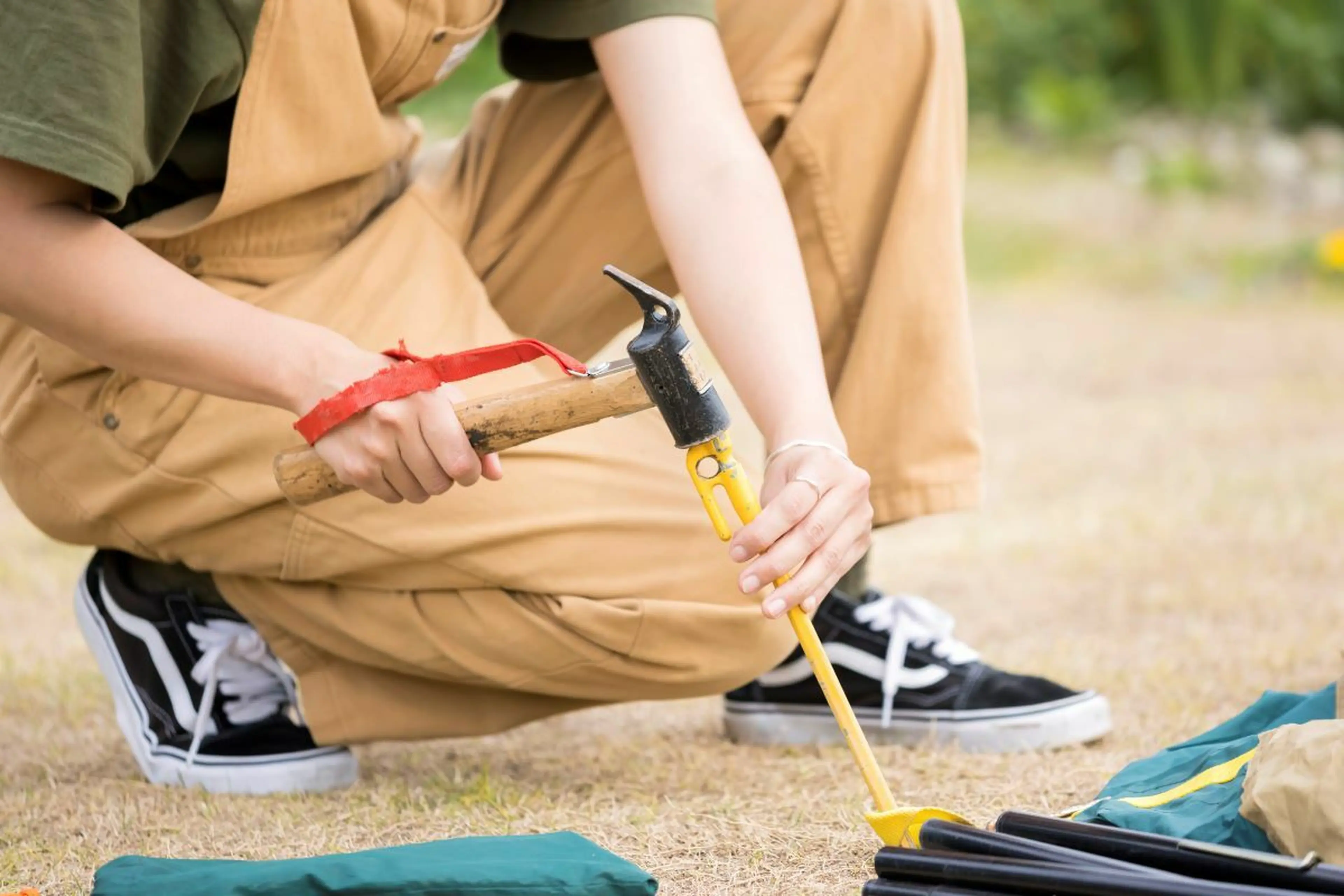 キャンプの基本 ペグを打つ角度！地面から45度から60度が理想的！タカイチライフ