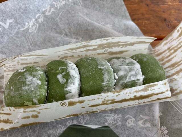 ＊, ＊, 春木春陽堂, @ 奈良県葛城市, ＊, よもぎが収穫される, 春の3週間だけ営業する, よもぎ餅のお店🌿, ., 幻すぎません？？,., 5時間弱待ってgetした, 姫餅 よもぎ餅 は, ひと口食べると, 「ここはよもぎ畑ですか？」, ってくらいに, よもぎに包まれます✨, .,そしてつやっつや！, ., よもぎ大福も, よもぎの香りはもちろん, お餅の弾力もすごい😳, .,