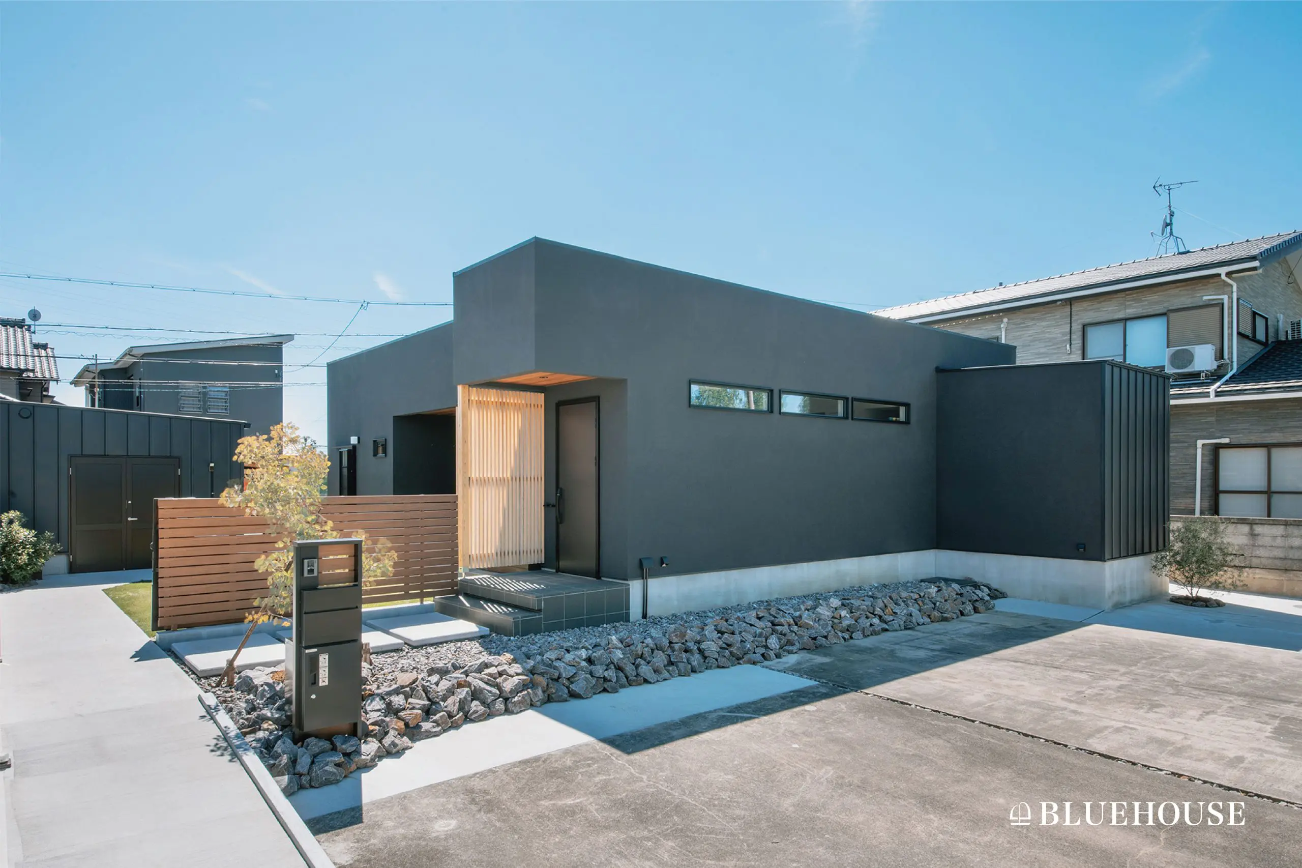 水庭のある平家の住まい 水庭を中心に回廊のある建物が囲んでいる平屋のプラン。 プライベートを守りつつ、内は開放的。山川設計の設計事例を紹介していきます。住宅建築housedesign建築家住宅architecturearchitecturedesign豪邸mansion