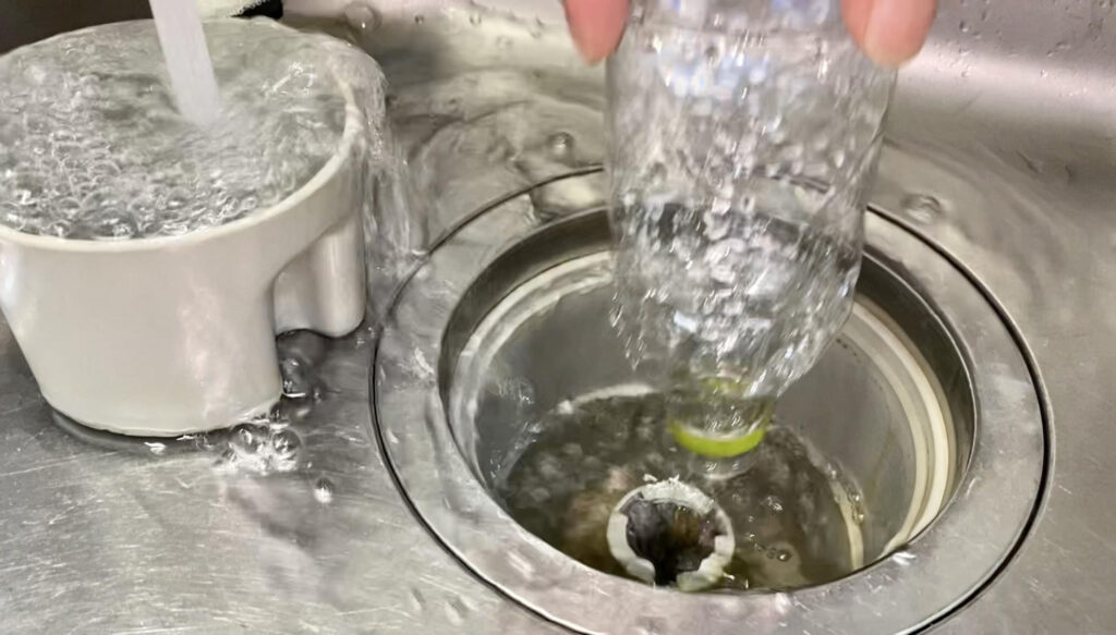 キッチン詰まりは「油」が主な原因。50～60℃のお湯で溶かして押し流す！キッチン住み人オンライン