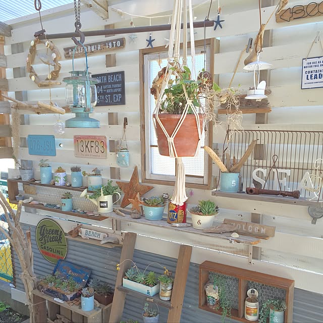 店舗の商品陳列用什器としてもおしゃれに使えるシェルフ