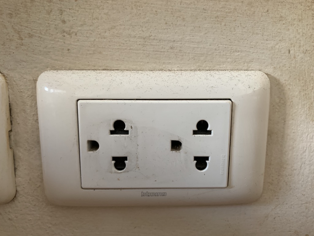 タイの電圧って日本と違うの？コンセントのタイプや、周波数についても解説バンコク不動産