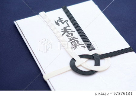 香典袋をコンビニで購入するのは失礼？選び方から宗派による表書きの違いまで解説ひとたび