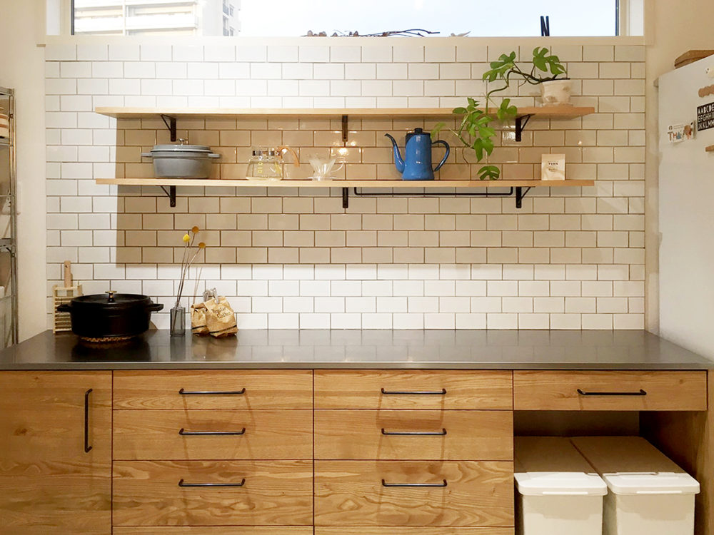 楽天市場全商品最大12%offクーポンキッチン収納 食器棚 完成品 キッチンボード 引き戸 幅90cm 引き出し 引出し 90cm幅 大川家具和風 浮造り ナチュラル ブラウン オープンラック 木製 日本製 国産 タモ フリーボード スライドレール 開梱設置 : ファッション