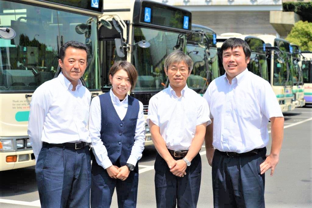 バス運転手が乗客を乗車時に歓迎 – 無料の塗り絵