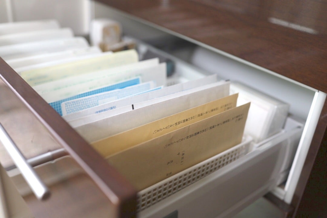 溜め込まない郵便物とプリント類の管理方法〜3人のこどもとマンション暮らし〜 仕分けしても何かと増える書類。 投函されるチラシだったり、学校、保育園・幼稚園からのお便りだったりと、 大切なモノから、いつか使うモノまで様々です。 なかなかうまく管理できない