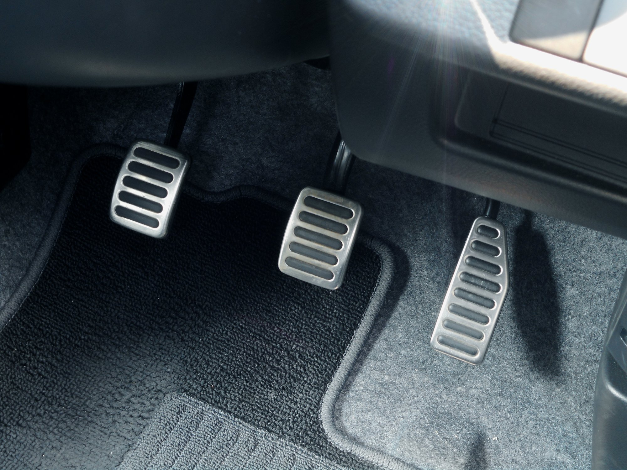 ＭＴ車のクラッチの操作方法。エンジンをかけるとき、発進する時、止まる時