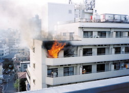 三条市塚野目で建物火災