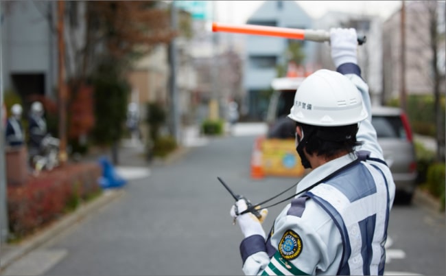 警備員の配置で建設・道路工事現場の安全づくりを！工務警備の業務内容を紹介警備員・客室清掃員の手配なら埼玉県草加市のアシスト株式会社へ