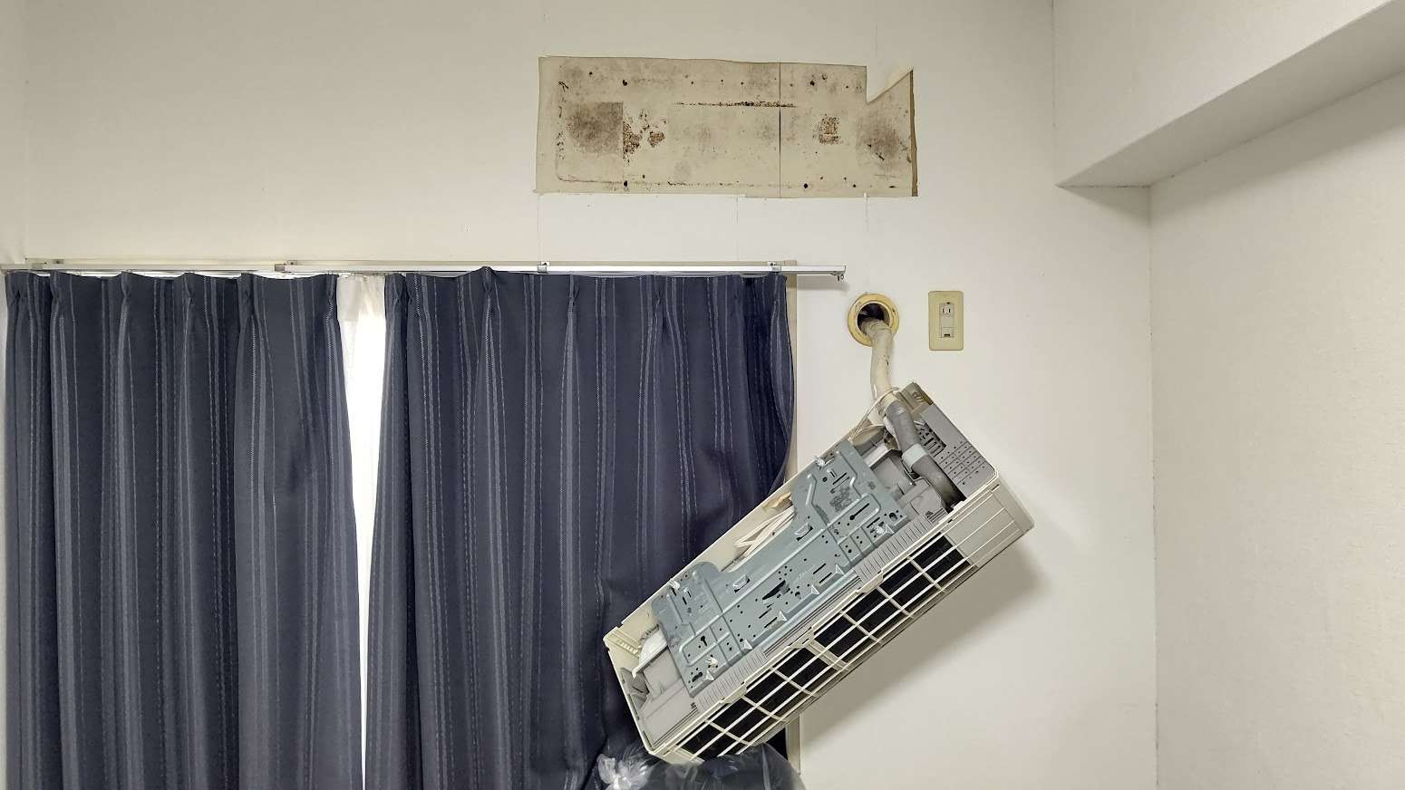 エアコンの取付には板を取付けて補強します。エコ電化本舗大光電気