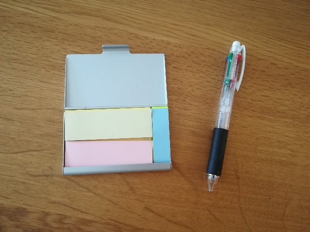 無印良品の「ポケット付きメッシュケース」なら、リップも付箋もいつも定位置です