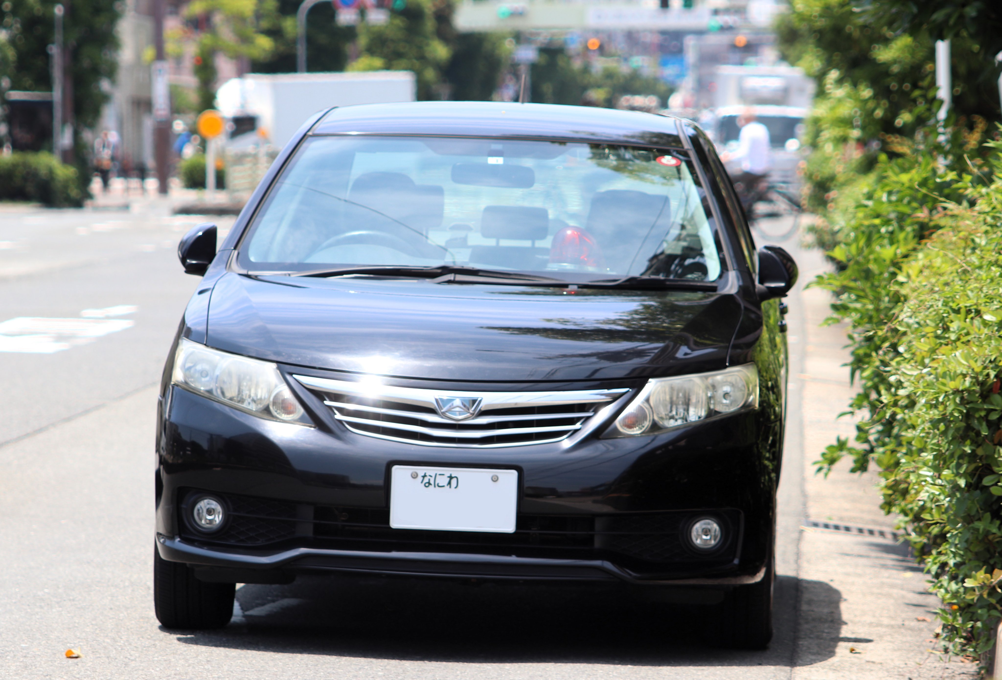 私服姿で痴漢の捜査を行う鉄道警察隊の捜査員 - 混雑する列車で背後から密着する男 「痴漢許さぬ」鉄道警察隊の奮闘 -写真・画像 5 17西日本新聞me