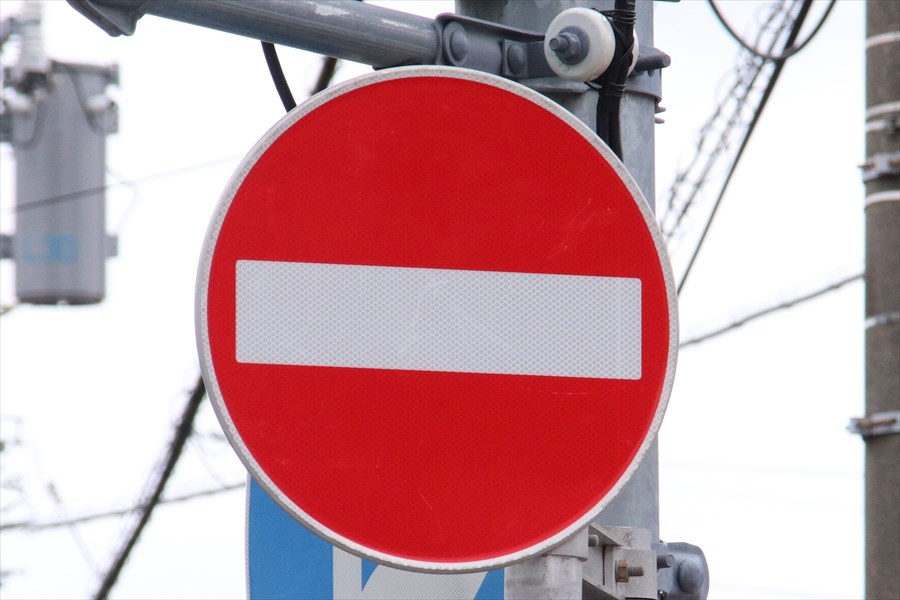 図解付き 大型貨物・大型乗用の通行止め標識を見分けるポイント