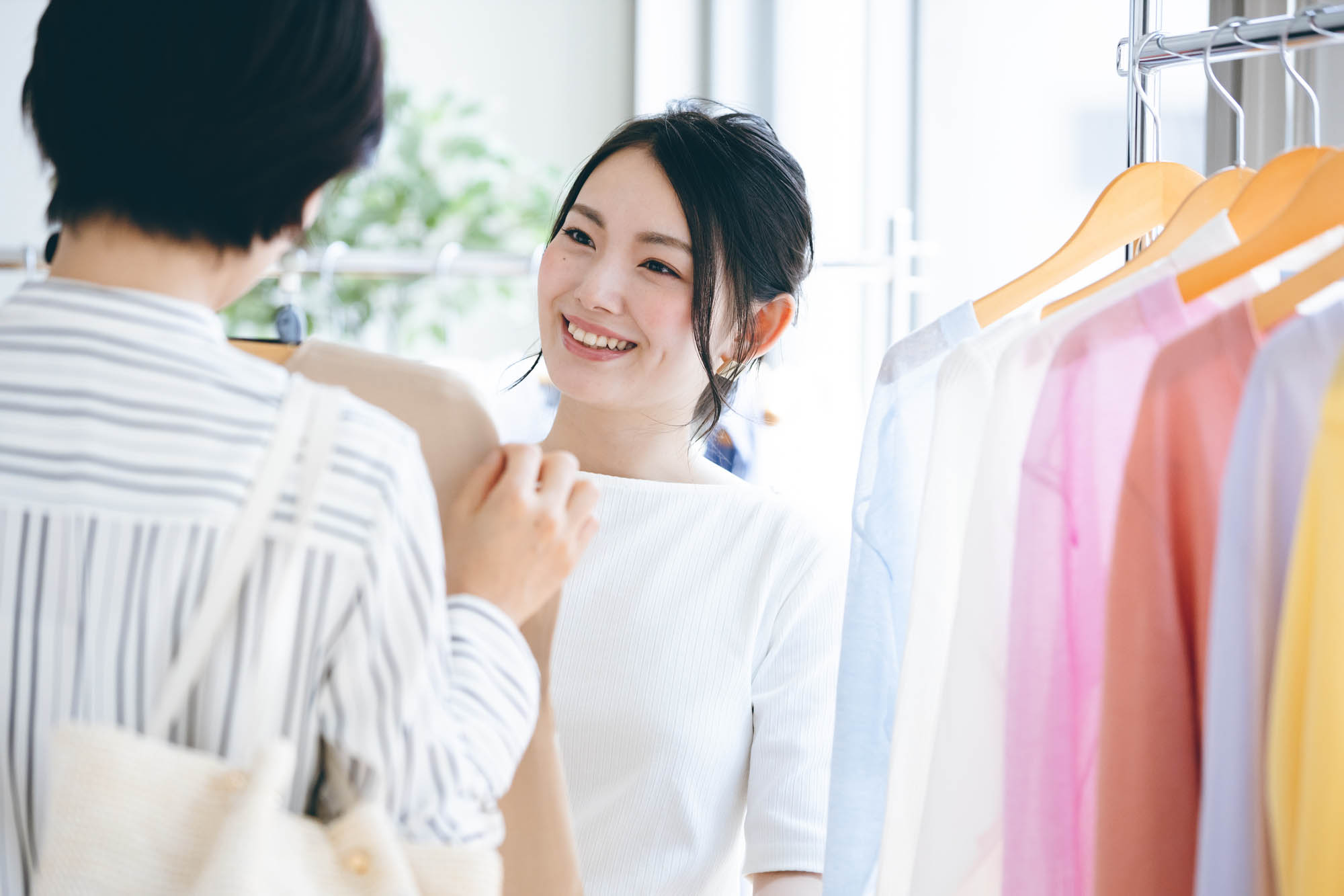 百貨店店員の年収 厚労省発表 ボーナス・都道府県別・年齢別年収推移がわかるページ年収ガイド