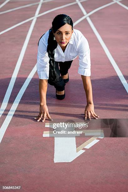 魅力的なヒスパニック系ブルネット事務所キャリア ・ ウーマンの写真素材・画像素材 Image 25223601