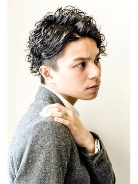 大人男髪ミディアムスパイラル . サイドパートでオールバックにすることで スッキリした印象と襟足の野暮ったさが 絶妙なバランスのミディアムスタイル強めにパーマすることで 再現性も高いスタイルです！ メンズサロンメンズヘアメンズパーマフェード
