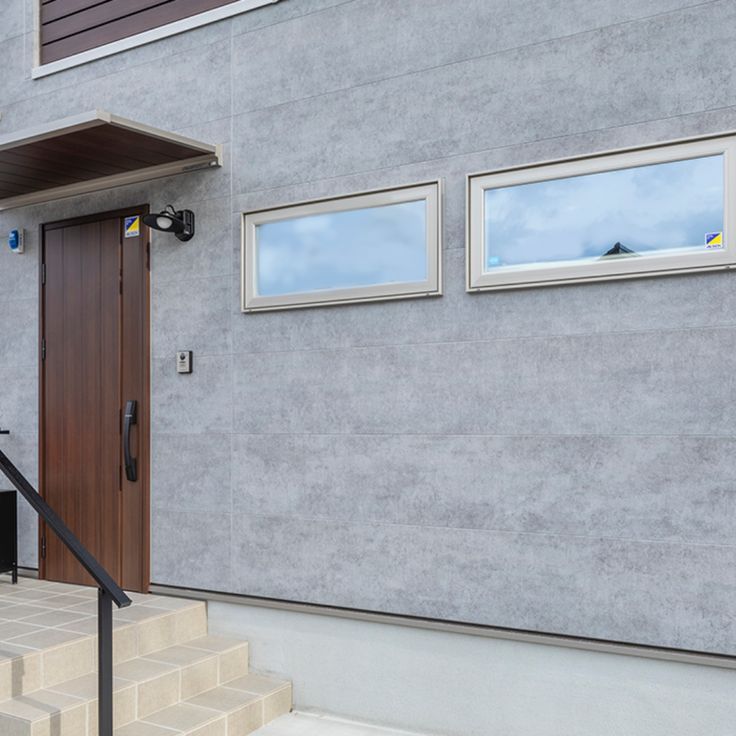 フィエルテのコンクリートをメインにした 重厚感のある外観 建物右奥にある玄関までのアプローチ壁に タイル調のBrickを使って上質なアクセントに同じ外壁を使った方は 「❤️」とコメントしてください！ 投稿以外の施工事例1,300件以上を ホームページに公開中