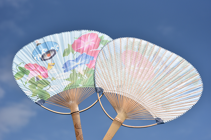 うちわフルカラーで広告面の大きいうちわは販促品として最適です - 株式会社日生企画