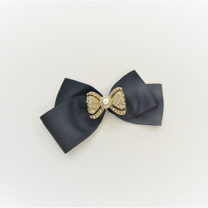 RENCONTRES COLLECTIONセンターにセットされたスワロフスキー®・クリスタル パールが際立つバレッタ。ベーシックなカラーとシェイプのボディには、柔らかなウェーブを描くスワロフスキー®・クリスタルを施し、厳かで繊細な美しさを堪能できるアイテムです