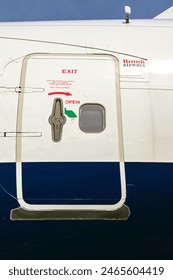 『非常解錠装置について』, ドアノブ・ドアレバー付近を見ていただくと, 横向き もしくは縦向き に溝が, 入っているタイプがあります。,その溝は「非常解錠装置」と呼ばれるもので、, ドアが閉まっている状態のときに外側から開けるためのものです。,ご存知の方も多いいかと思いますが、ご自宅のトイレや, お風呂のドアにも付いています。, 例えば、体調が悪くなった、ドアノブの故障、,