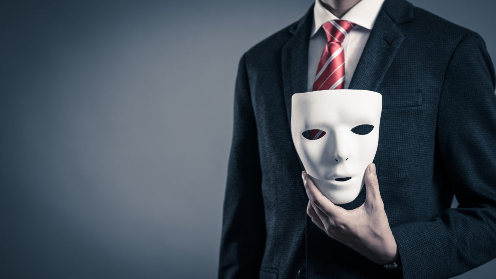 ビジネスシーンでも耳にする「ブラフ」の意味や語源、使われ方を解説Domani