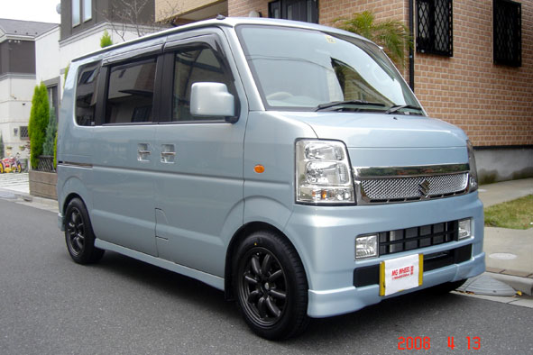 スズキ エブリイワゴン 用 マット ブラック ホイールセンターキャップ スチール 純正ホイール 用 デイトナ ホイールカバー 赤 黒 シルバーマットブラック 艶消し 黒 中心の オーナメント は レッド 赤 ブラック 黒 シルバー 銀色 の3色付属 スズキ SUZUKI エブリィバン