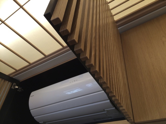 納品事例エアコンを隠す為の格子扉。 開閉式なのでエアコンの清掃やメンテナンスの際にも使い勝手の良い設計です。エアコン隠し エアコンルーバエアコンカバー ルーバールーバー扉エアコン 空調 冷房 オーダー家具 家具 造作 造作家具 特注家具 建具 ドア 新築