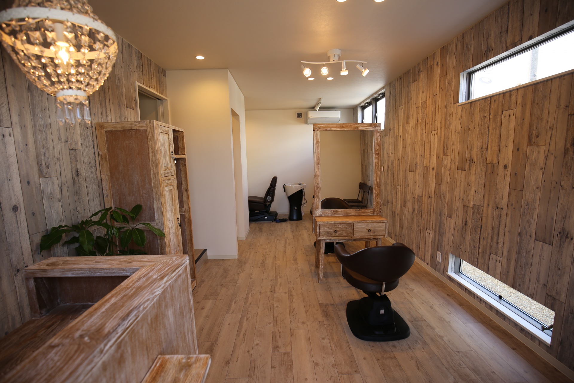 狭小店舗デザイン設計事例デザインと費用を極限までこだわった７坪の美容室 - Lovation