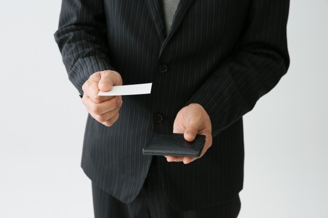 名刺の渡し方とは？同時や複数のときのマナーや受け取り方も解説TRANS.Biz