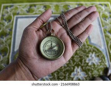 🧭キブラコンパス 『キブラコンパス』とは、ムスリムが携帯する生活用品で方位磁針の一種。 通常の方位磁針に、礼拝の対象であるキブラ、すなわちメッカの「カーバ神殿🕋」がある方位を知る機能を追加したもの。特に、ムスリムが非イスラーム圏に出かけた時や他宗教の