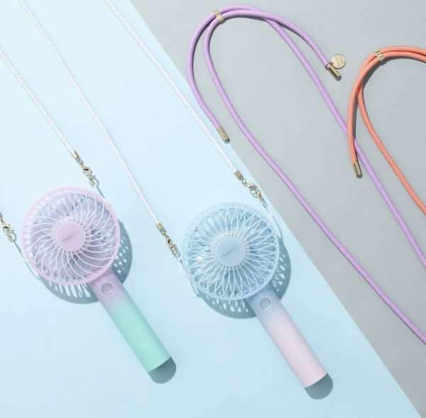 カラモ ストラップ付きハンディファン ミントブルー文具・雑貨在庫対応ノベルティ 名入れ等 ノベルティグッズ・販促品の力匠