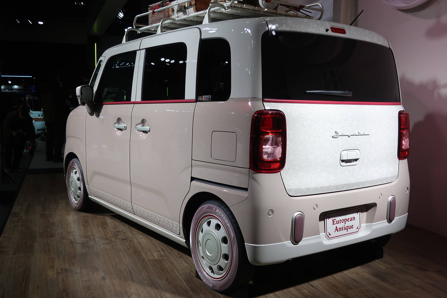 アジアの女性の自動車デザイナーが頭を振る様子スタジオのデスクトップコンピューターでEv車の3Dモデルを作るのに疲れている