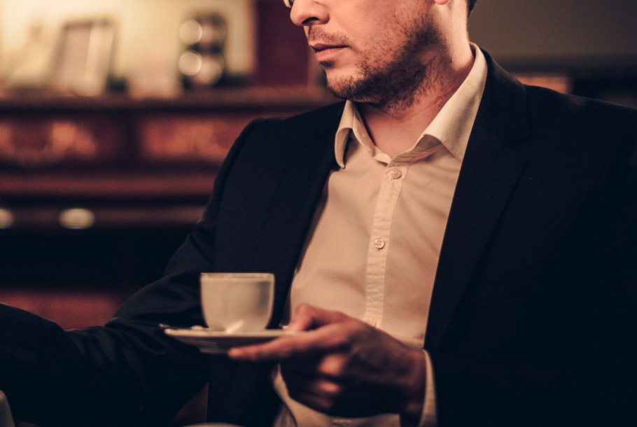 男、コーヒー、笑顔。カフェの男がカメラをのぞき込んでる。熱い感じのリラックスした幸せな男性モデルの内部ポートレート写真素材460690744Shutterstock