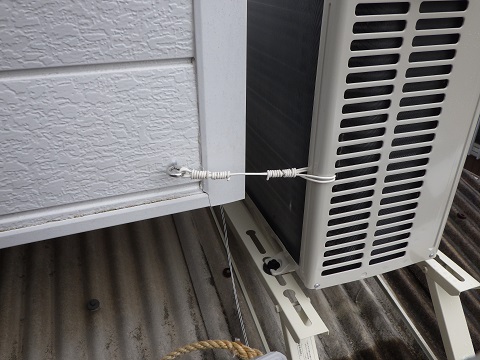 エアコンやエコキュートの室外機に「転倒防止金具」を取付けて２次災害を回避しましょう